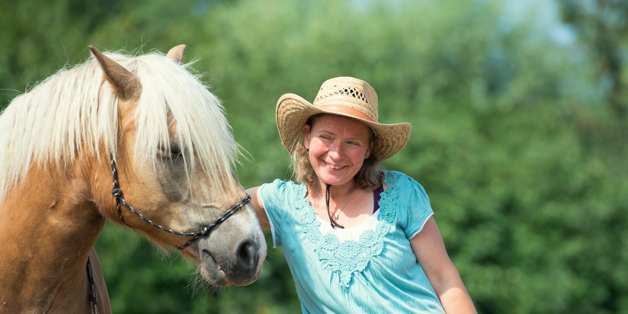 Pferd und Reiterin erarbeiten gemeinsames Vertrauen durch Bodenübungen.