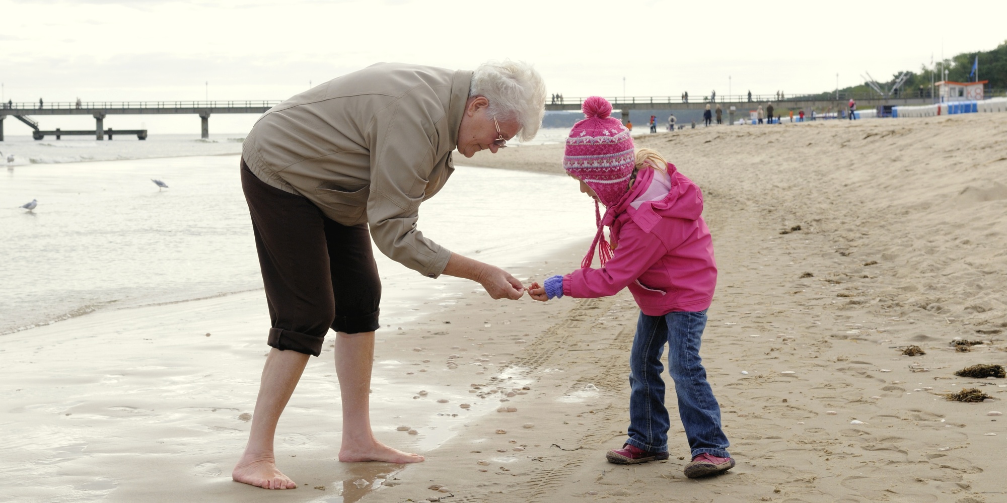 Oma und Enkel am Ostseestrand